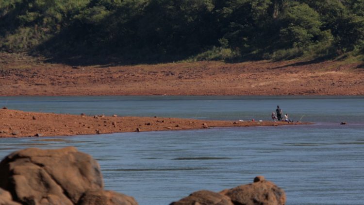 Rio Paraná atinge menor nível em 37 anos e previsão é que julho supere pior índice da história