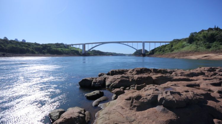Rio Paraná atinge menor nível em 37 anos e previsão é que julho supere pior índice da história