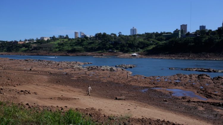 Rio Paraná atinge menor nível em 37 anos e previsão é que julho supere pior índice da história