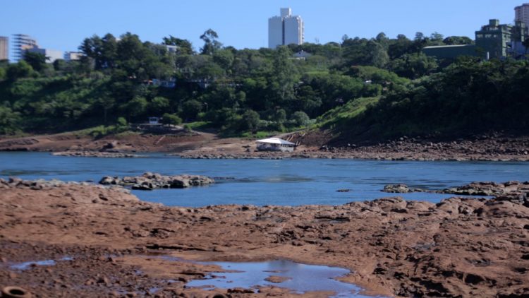 Rio Paraná atinge menor nível em 37 anos e previsão é que julho supere pior índice da história