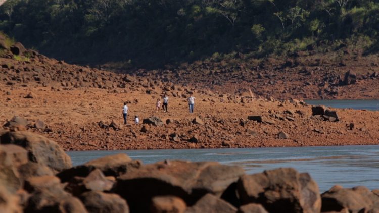 Rio Paraná atinge menor nível em 37 anos e previsão é que julho supere pior índice da história