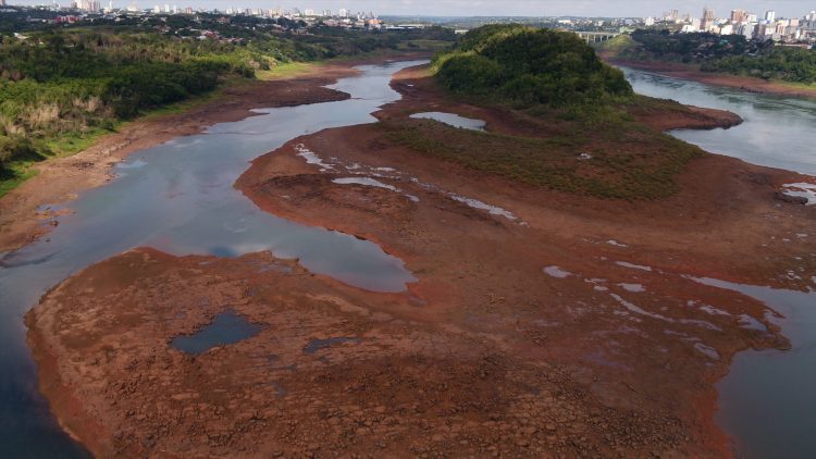 Rio Paraná atinge menor nível em 37 anos e previsão é que julho supere pior índice da história