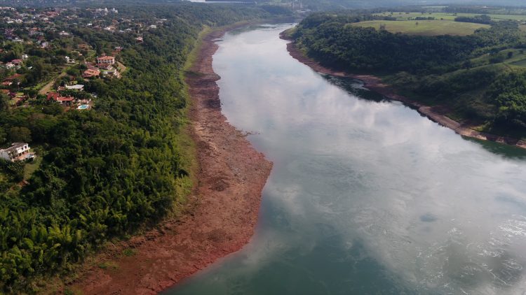 Rio Paraná atinge menor nível em 37 anos e previsão é que julho supere pior índice da história