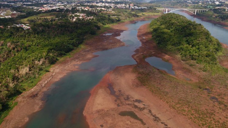 Rio Paraná atinge menor nível em 37 anos e previsão é que julho supere pior índice da história