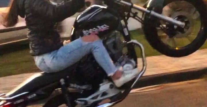 Paraná: jovem de 20 anos empina moto diante da PM, foge, bate contra carro e morre no hospital