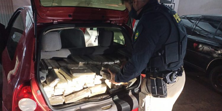 Moradora de Foz do Iguaçu é detida em Campo Mourão com 247kg de maconha