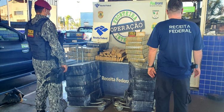 Veículo com fundo falso carregado de maconha é apreendido na Vila Portes