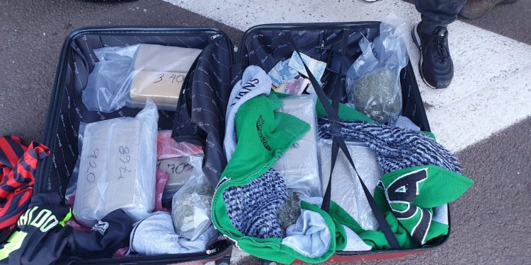 Polícia Federal prende homem com maconha em ônibus na BR-277 próximo à Santa Terezinha