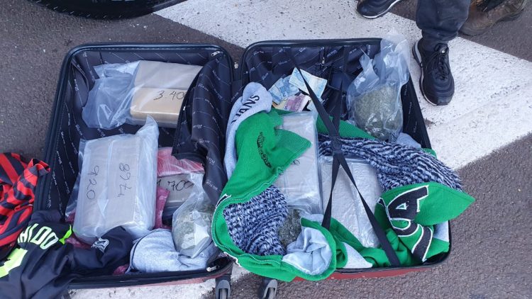 Polícia Federal prende homem com maconha em ônibus na BR-277 próximo à Santa Terezinha
