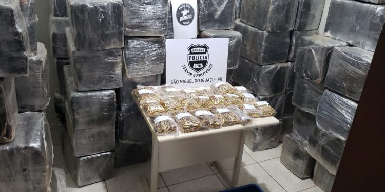 São Miguel: Denarc apreende duas toneladas de maconha e carregadores de fuzil na BR 277