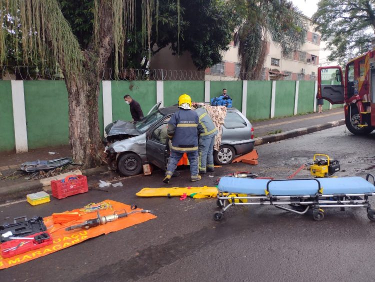Vítima fica presa às ferragens em acidente na República Argentina, na região central