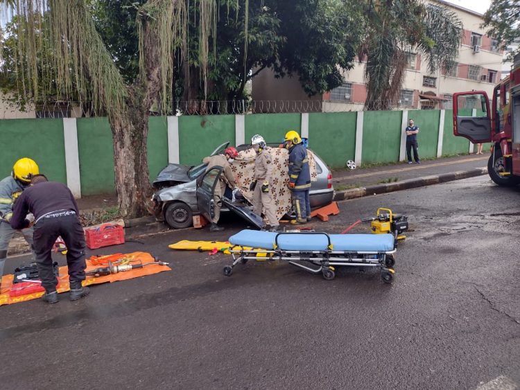 Vítima fica presa às ferragens em acidente na República Argentina, na região central