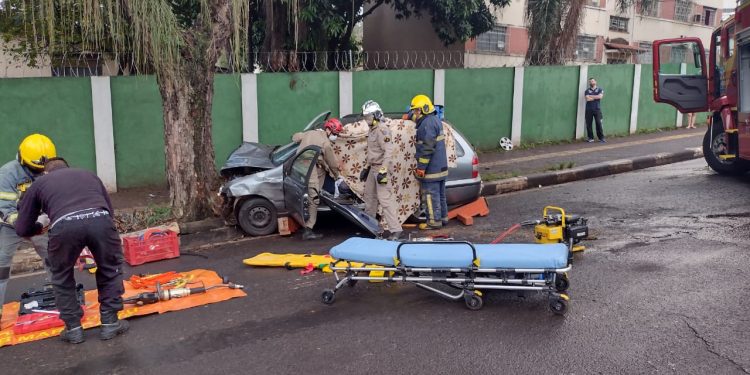 Vítima fica presa às ferragens em acidente na República Argentina, na região central