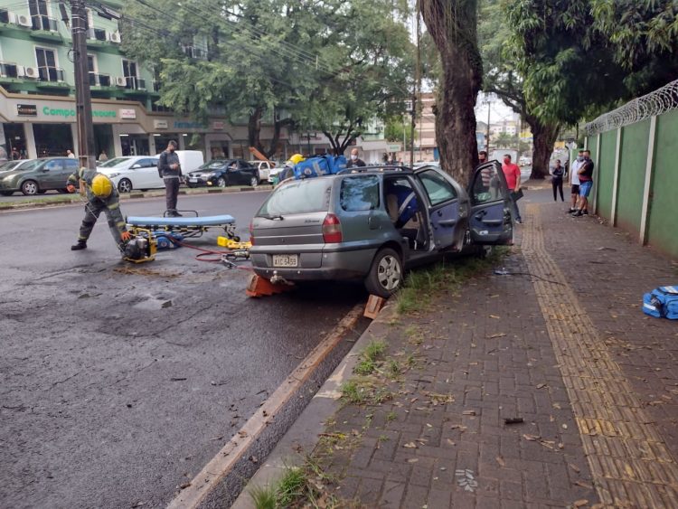 Vítima fica presa às ferragens em acidente na República Argentina, na região central