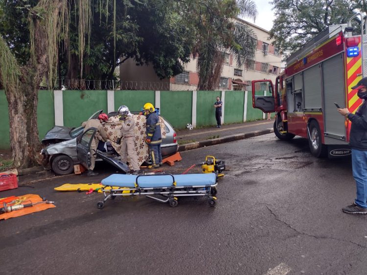 Vítima fica presa às ferragens em acidente na República Argentina, na região central