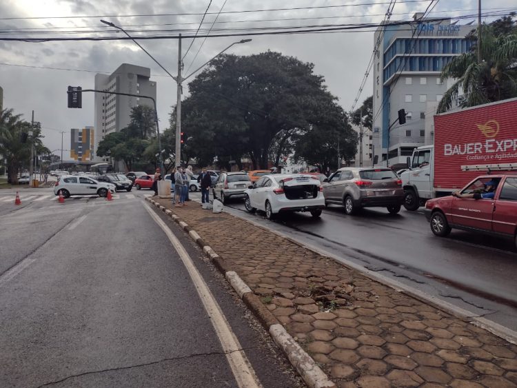 Vítima fica presa às ferragens em acidente na República Argentina, na região central