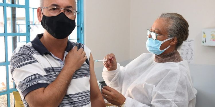 Prefeitura de Foz inicia a vacinação contra a covid em profissionais da saúde nesta terça-feira (08)