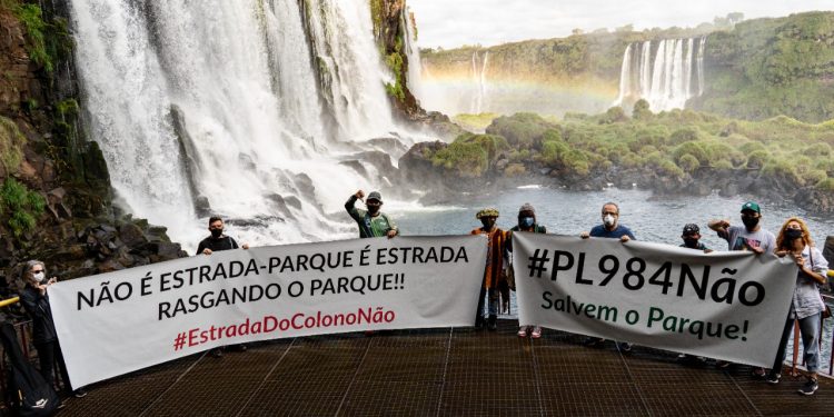 Cataratas do Iguaçu é cenário de protesto contra abertura de estrada em parque nacional