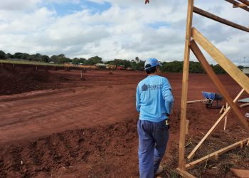Prefeitura de Foz inicia construção de campo de futebol no bairro Porto Meira
