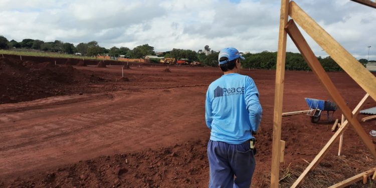 Prefeitura de Foz inicia construção de campo de futebol no bairro Porto Meira