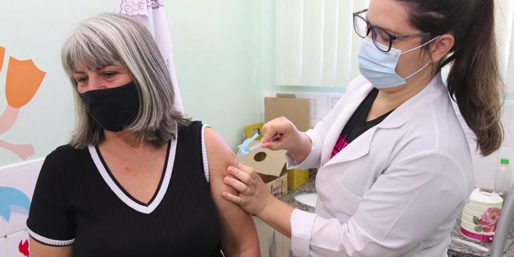 Secretaria de saúde inicia vacinação para pessoas a partir de 50 anos neste sábado (12)