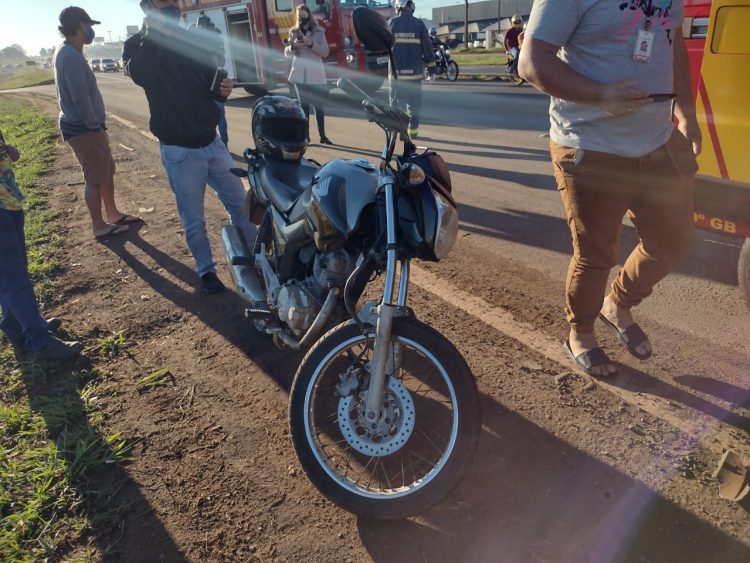 Motociclista é atendido pelo SIATE após colidir contra caminhão na BR-277