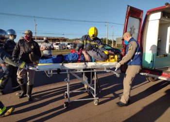 Motociclista é atendido pelo SIATE após colidir contra caminhão na BR-277