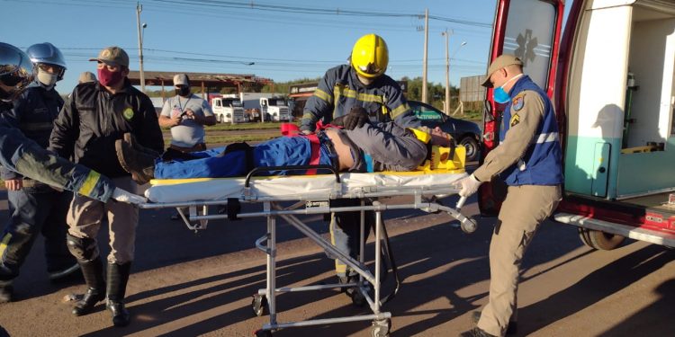 Motociclista é atendido pelo SIATE após colidir contra caminhão na BR-277