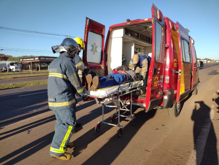 Motociclista é atendido pelo SIATE após colidir contra caminhão na BR-277