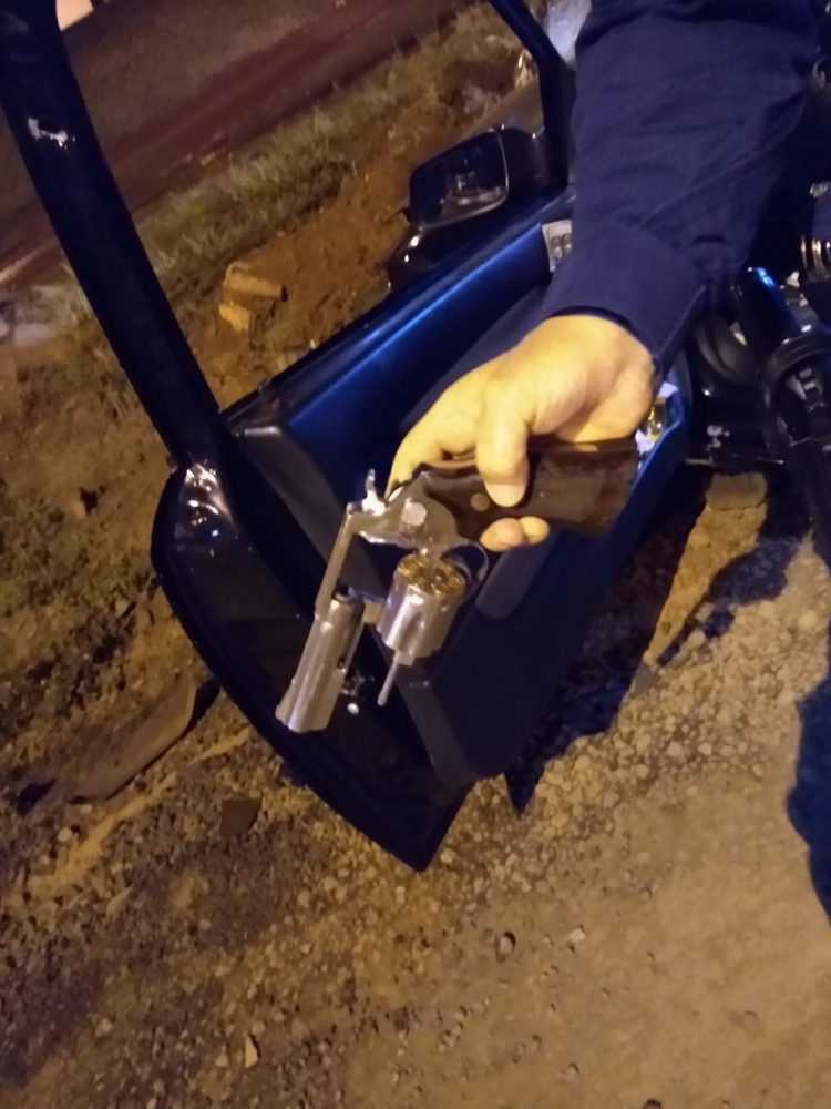 Homem ameaça mulher, atira contra a Guarda Municipal, é atingido na troca de tiros e acaba preso