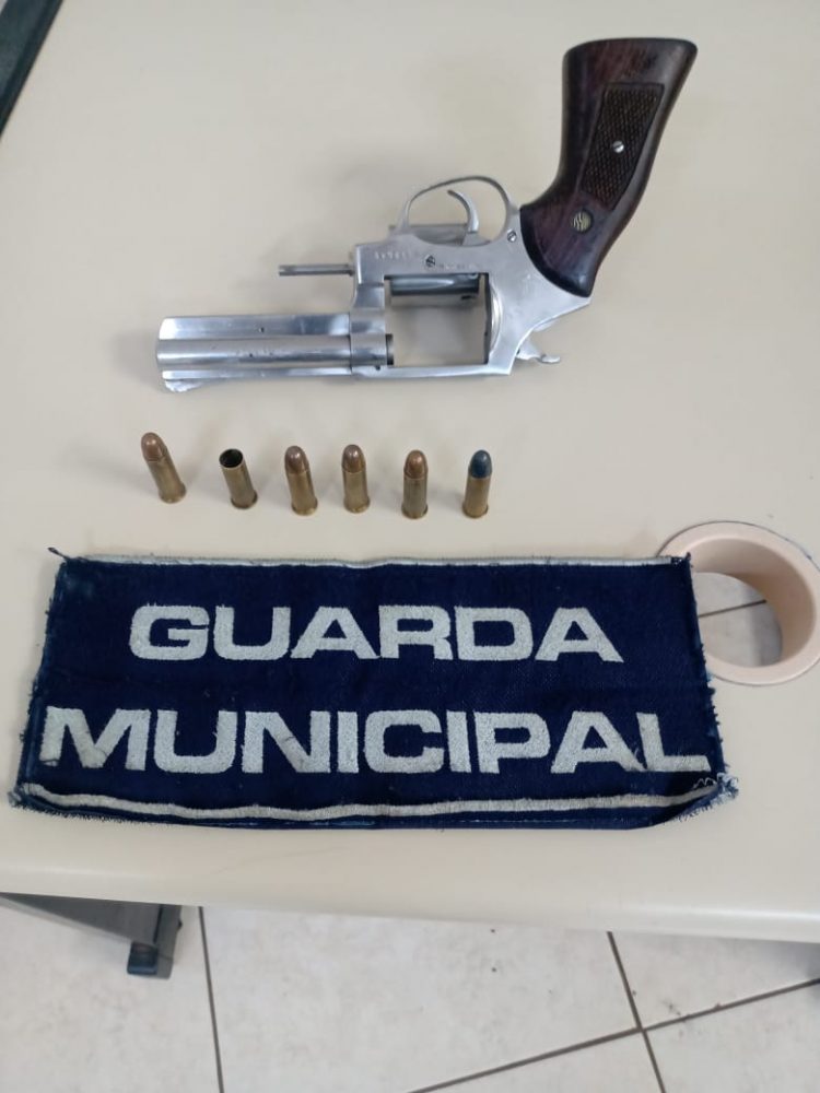 Homem ameaça mulher, atira contra a Guarda Municipal, é atingido na troca de tiros e acaba preso