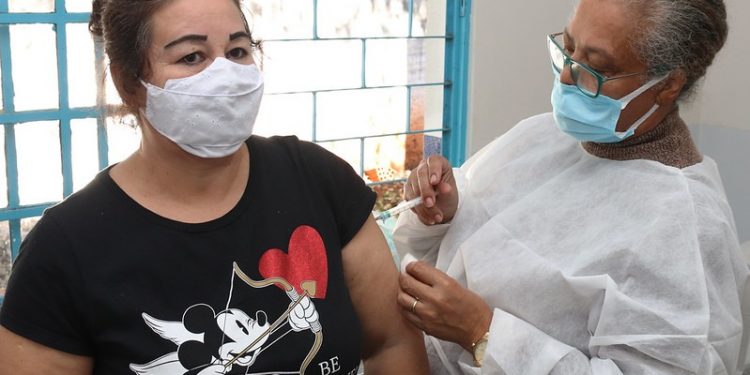 Pessoas de 48 anos serão vacinadas em Foz a partir desta terça, 15