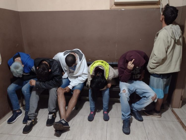 Suspeitos de homicídio são presos armados com espingarda calibre 12 no Porto Meira