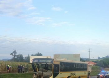 Ônibus da linha Foz/Santa Terezinha fica destruído ao atingir carreta