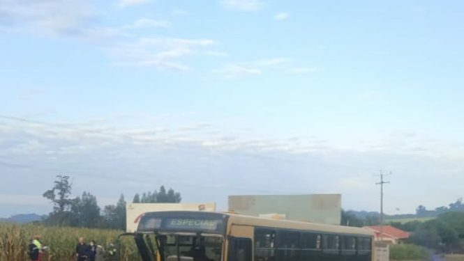 Ônibus da linha Foz/Santa Terezinha fica destruído ao atingir carreta