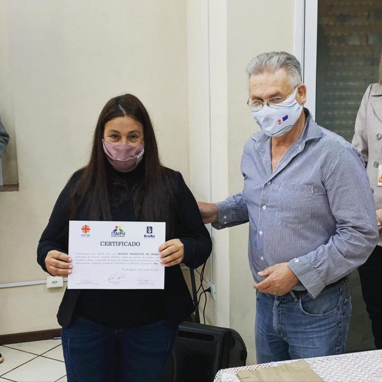 Alunos de curso de gastronomia apoiado por Itaipu recebem certificados