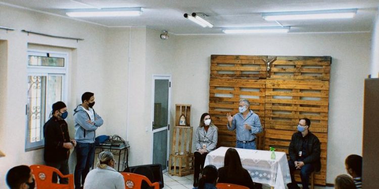 Alunos de curso de gastronomia apoiado por Itaipu recebem certificados