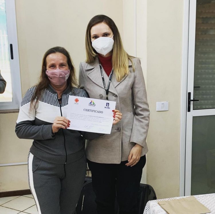 Alunos de curso de gastronomia apoiado por Itaipu recebem certificados