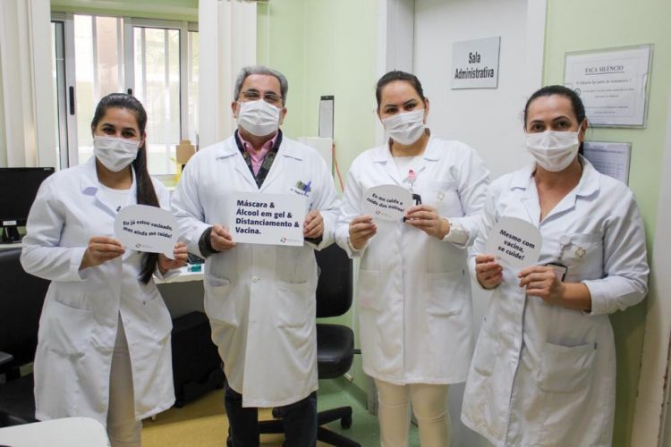 Mesmo vacinados colaboradores do HMCC reforçam os cuidados contra a covid-19