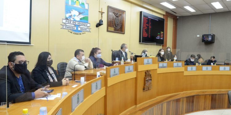 Educadores pedem suspensão das aulas presenciais em Foz, durante audiência pública da Câmara