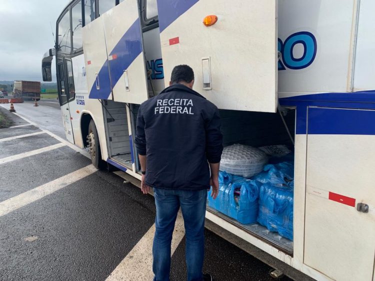 Forças de Segurança e Receita Federal retêm 5 veículos com mercadorias irregulares
