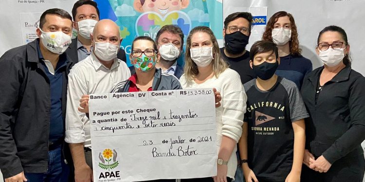 Banda Botox repassa mais de 13 mil reais à Apae de Foz arrecadados durante live