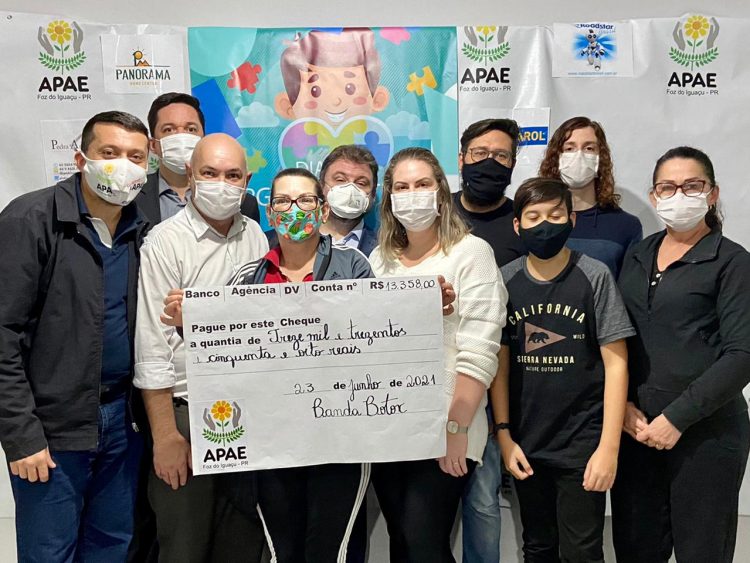 Banda Botox repassa mais de 13 mil reais à Apae de Foz arrecadados durante live