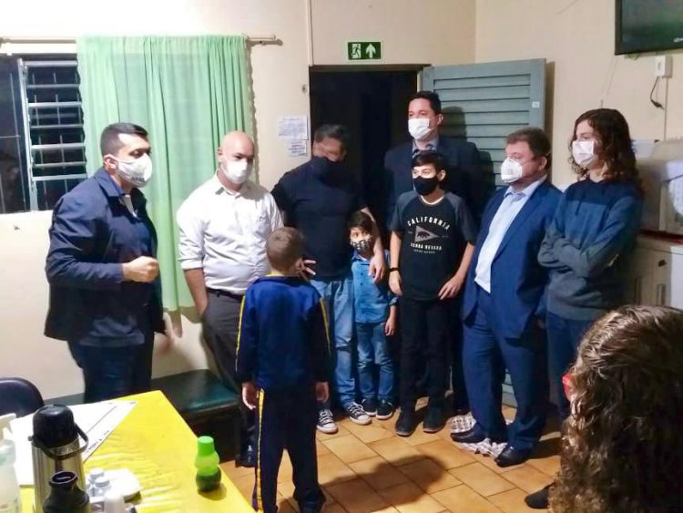 Banda  Botox repassa mais de 13 mil reais à Apae de Foz arrecadados durante live