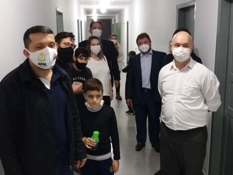 Banda  Botox repassa mais de 13 mil reais à Apae de Foz arrecadados durante live