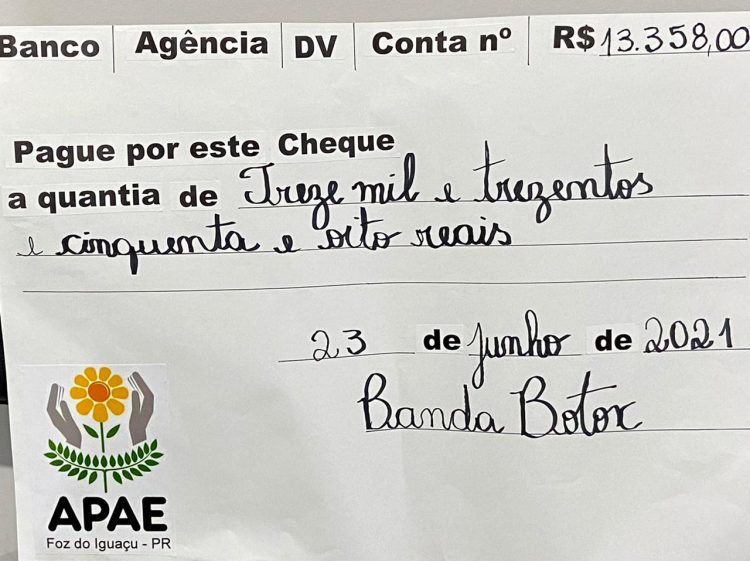 Banda  Botox repassa mais de 13 mil reais à Apae de Foz arrecadados durante live