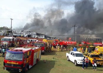 Incêndio de grandes proporções destrói fábrica têxtil em Ciudad del Este