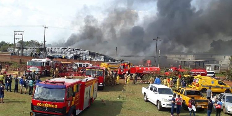 Incêndio de grandes proporções destrói fábrica têxtil em Ciudad del Este