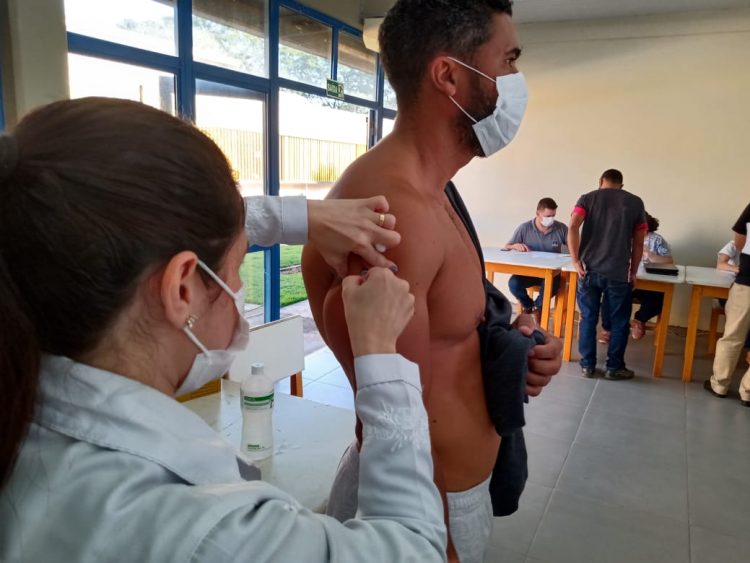 Caminhoneiros aprovam vacinação de uma dose contra covid-19 em Foz