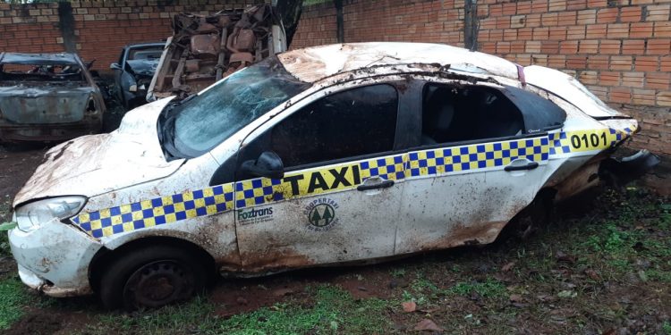 Taxi de Foz é abandonado após acidente no Paraguai